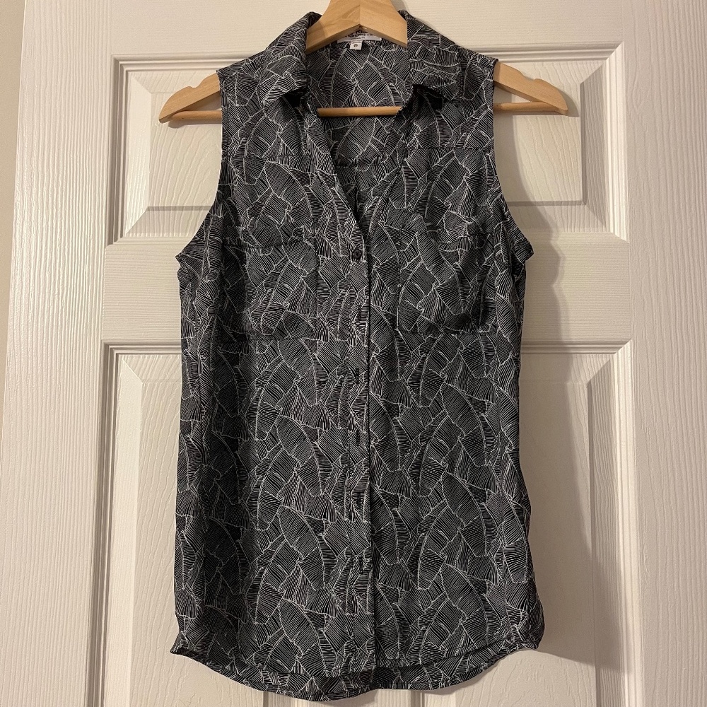 Express Black and White Leaf Print Sleeveless Portofino Original Fit Top X-Small